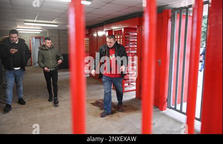 Les fans arrivent lors du match EFL League Two entre Crawley Town et Carlisle United au stade Broadfield , Crawley , Royaume-Uni - 25th février 2023 photo Simon Dack/Telephoto Images. Usage éditorial uniquement. Pas de merchandising. Pour les images de football, les restrictions FA et Premier League s'appliquent inc. Aucune utilisation Internet/mobile sans licence FAPL - pour plus de détails, contactez football Dataco Banque D'Images