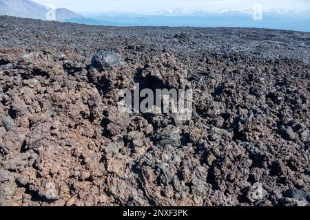 Vaste champ de basalte (trappide) lave avec scoriae fragmentaire (trappide) contre les volcans et les mountans. Lave Spherulitique. La bombe volcanique est tombée sur sol Banque D'Images