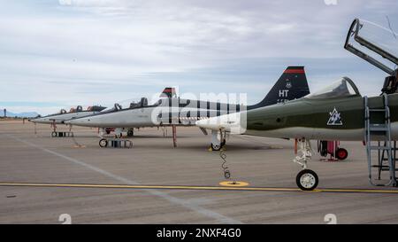 Trois talons T-38C affectés au 586th Escadron d'essais de vol sont garés sur la piste à la base aérienne Holoman, au Nouveau-Mexique, le 10 janvier 2022. Le FLTS de 586th planifie, analyse, coordonne et effectue des essais en vol d'armes et de systèmes avioniques de pointe. Banque D'Images