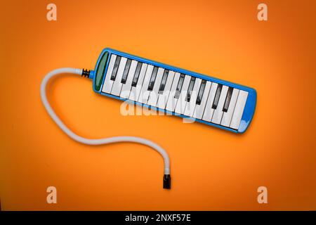 Instrument à vent avec clavier la melodica sur un fond coloré Banque D'Images