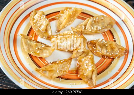 Portion de boulettes gyoza poêlées sur l'assiette Banque D'Images