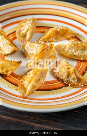 Portion de boulettes gyoza poêlées sur l'assiette Banque D'Images