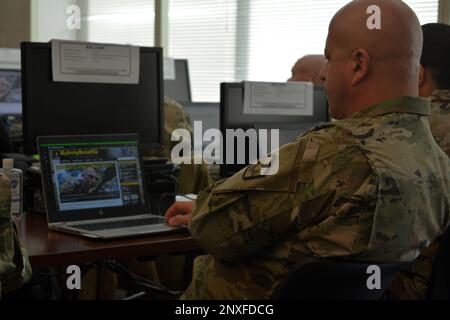 FORT BELVOIR, Virginie – Les officiers des services de retraite de l'Armée de terre (OSR) de la Garde nationale de l'Armée de terre ont suivi un cours de certification ici du 13 au 17 février. Les sujets abordés comprenaient tout, de la rémunération à la retraite et du site Web MyArmyBenefits au régime de prestations aux survivants et au calcul des points de retraite des militaires. Banque D'Images