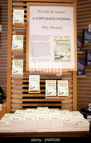 Une exposition montrant la librairie Waterstones's non-fiction Book of the Month qui pour mars 2023 est "Une femme heureuse: A Country Doctor's Story" par l'auteur Polly Morland, à la succursale de Piccadilly du détaillant, le 1st mars 2023, à Londres, en Angleterre. Banque D'Images