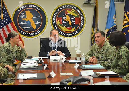 JACKSONVILLE, Floride (1 février 2023) - le Dr Brian Lein, directeur adjoint de l'administration des soins de santé de l'Agence de la santé de la Défense (DHP), et le sous-ministre adjoint Matthew case, directeur, Tidewater Market et commandant, Forces médicales de la Marine Atlantique, s'engagent auprès des dirigeants de l'hôpital lors d'une réunion conjointe du conseil exécutif. Lein et case ont également reçu un mémoire de commandement, visité divers services et tenu une réunion de discussion avec le personnel de commandement de l'hôpital et de ses cinq cliniques de santé. Banque D'Images