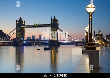 Lever de soleil sur Tower Bridge, Londres, Angleterre, GB Banque D'Images