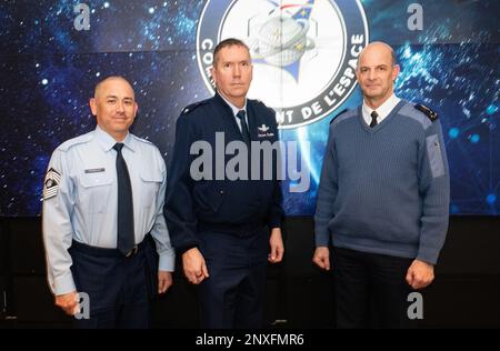 (De gauche à droite) Sgt. Chef-maître James Seballes, chef de commandement principal de l'entraînement spatial et de l'état de préparation, général de division Shawn Bratton, commandant de STARCOM, Et le général de division français Philippe Adam, commandant du Commandement spatial français, posent pour une photo au Ministère des Forces armées à Paris, France, le 30 janvier 2023. Leurs discussions ont porté sur l'avancement des objectifs communs, y compris un meilleur partage de l'information, le développement de possibilités d'éducation et de formation mutuelles et l'avancement vers des opérations combinées de fond dans le domaine spatial. Banque D'Images