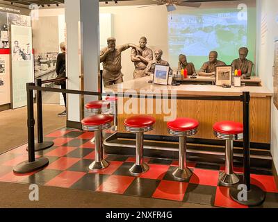 Intérieur du Musée national des droits civils, Lorraine Motel, Memphis, Tennessee, montrant le comptoir du déjeuner étudiant assis en démonstration. Banque D'Images