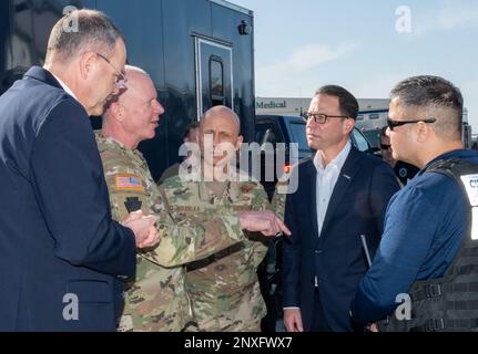 HARRISBURG, Pennsylvanie – Le gouverneur Josh Shapiro observe les membres de l’3rd équipe de soutien civil sur les armes de destruction massive (EMD-CST) de la Garde nationale de Pennsylvanie, phase 1 d’un exercice de formation de deux jours à l’aéroport international de Harrisburg, le 15 février. (Photo de la Garde nationale de Pennsylvanie par Wayne V. Hall) Banque D'Images