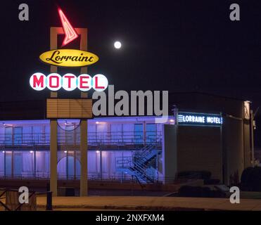 Memphis, TN, Etats-Unis: Lorraine Motel (Musée national des droits civils) à Memphis la nuit avec pleine lune. Panneau lumineux jaune, rouge et blanc du motel. Banque D'Images