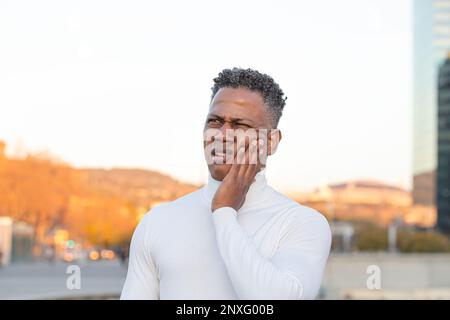 Homme à peau noire se plaignant de maux de dents Banque D'Images