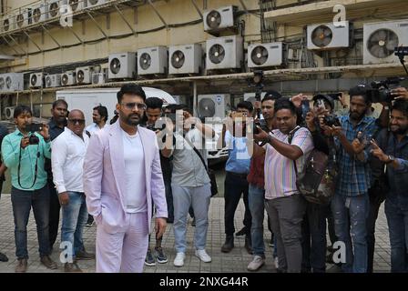 Mumbai, Inde. 01st mars 2023. Kapil Sharma, comédien indien et comédien de Bollywood, pose une photo après son arrivée pour le lancement de la bande-annonce de son prochain film « Zwigato » à Mumbai. Le film sera sorti le 17th mars 2023 crédit: SOPA Images Limited/Alay Live News Banque D'Images