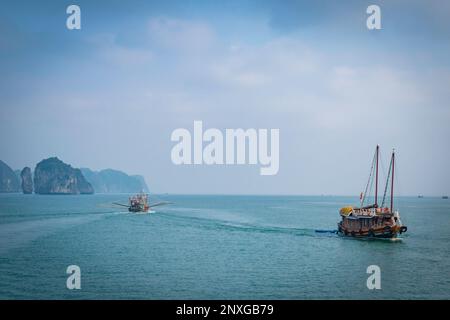 Pêche Schooner bateau à voile à la baie d'Ha long Banque D'Images