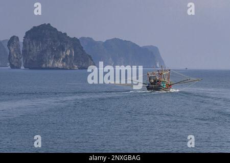 Pêche Schooner bateau à voile à la baie d'Ha long Banque D'Images