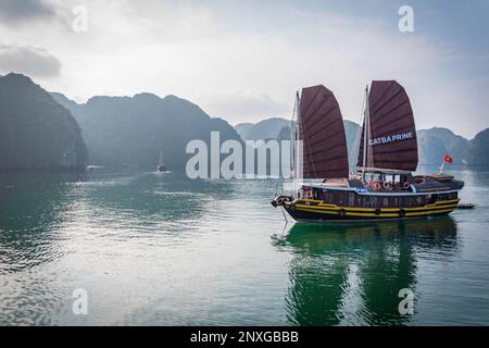 Pêche Schooner bateau à voile à la baie d'Ha long Banque D'Images