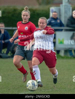 WEM, Royaume-Uni, 26th. Février, 2023:Kim Farrow de Northampton Town Dames bataille avec Alise Gindra de Wem Town Dames dans un match de football Banque D'Images