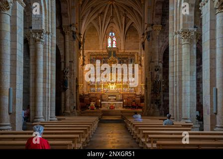 Un moment de réflexion dans la vraie Colegiata San Isidoro sur le Camino de Santiago, Léon, Espagne Banque D'Images