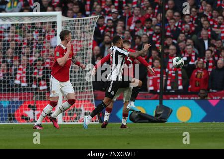 Callum Wilson de Newcastle United combat avec Luke Shaw de Manchester United lors de la finale de la coupe Carabao entre Manchester United et Newcastle United au stade Wembley, Londres, le dimanche 26th février 2023. (Photo : Mark Fletcher | ACTUALITÉS MI) Credit: MI News & Sport /Alamy Live News Banque D'Images