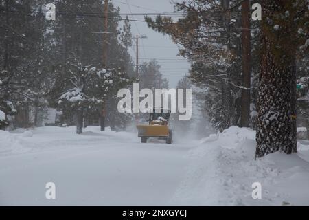 Big Bear City, Californie, États-Unis. 1st mars 2023. La ville de Big Bear a reçu 2ft de neige la nuit dernière sur 28 février 2023. Le moteur CAT le matin, essayant de labourer les rues. Les tondeuses à neige travaillent dur pour essayer de dégager les routes pour les résidents. Credit: Katrina Kochneva/ZUMA Wire/Alamy Live News Banque D'Images