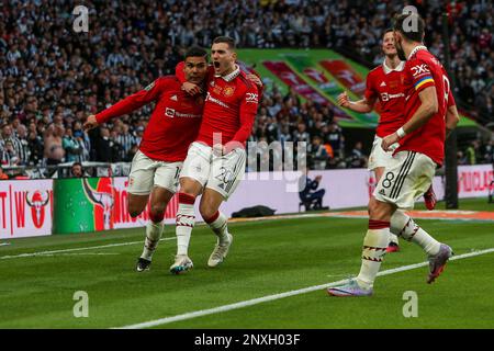 Casemiro de Manchester United fête avec Diogo Dalot après avoir marqué son premier but lors de la finale de la coupe Carabao entre Manchester United et Newcastle United au stade Wembley, Londres, le dimanche 26th février 2023. (Photo : Mark Fletcher | ACTUALITÉS MI) Credit: MI News & Sport /Alamy Live News Banque D'Images