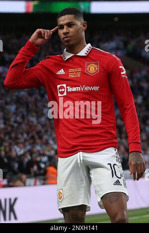 Marcus Rashford de Manchester United célèbre son deuxième but lors de la finale de la Carabao Cup entre Manchester United et Newcastle United au stade Wembley, à Londres, le dimanche 26th février 2023. (Photo : Mark Fletcher | ACTUALITÉS MI) Credit: MI News & Sport /Alamy Live News Banque D'Images