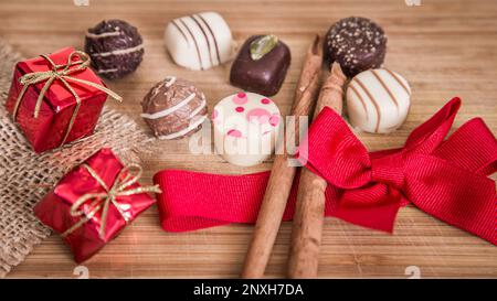 Mélangez les pralines au chocolat aux truffes belges avec la décoration pour le jour de Noël. Chocolat fait main. Banque D'Images