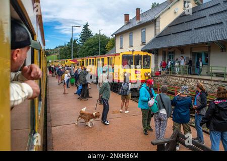 Passagers à la gare de Mont Louis la cabanasse. Le train jaune ou le train jaune, Pyrénées-Orientales, Languedoc-Roussillon, France. La ligne de Banque D'Images