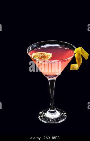 Martini cosmopolite, frais dans les détails avec une touche d'agrumes, garni d'une tranche de citron ou d'orange séchée, fait avec du rhum ou du gin Banque D'Images