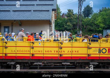 Chariot ouvert à la gare du Mont Louis la cabanasse. Le train jaune ou le train jaune, Pyrénées-Orientales, Languedoc-Roussillon, France. La ligne de Banque D'Images