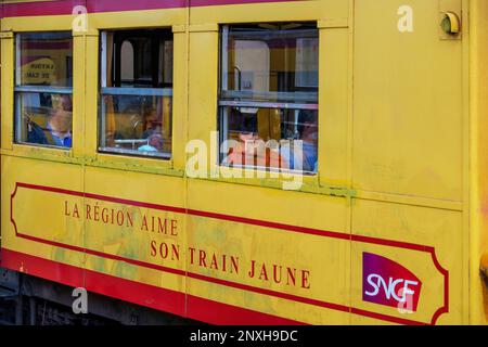 Passagers à la gare de Mont Louis la cabanasse. Le train jaune ou le train jaune, Pyrénées-Orientales, Languedoc-Roussillon, France. La ligne de Banque D'Images