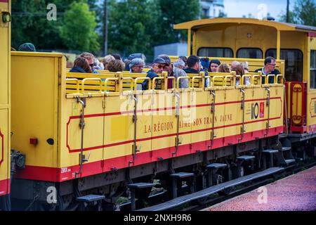 Chariot ouvert à la gare du Mont Louis la cabanasse. Le train jaune ou le train jaune, Pyrénées-Orientales, Languedoc-Roussillon, France. La ligne de Banque D'Images