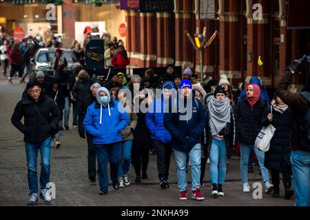 Windsor, Berkshire, Royaume-Uni. 23rd janvier 2023. Le temps froid glacial de Windsor aujourd'hui n'a pas mis les touristes affluant dans la ville ce matin. Crédit : Maureen McLean/Alay Banque D'Images