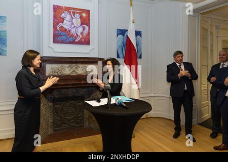 Chef du mouvement démocratique bélarussien Svetlana Tichanovskaja et ministre des Affaires étrangères Hadja Lahbib en photo lors de l'ouverture de la "Commission de la Biélorussie démocratique", bureaux diplomatiques au service de l'opposition bélarussienne à Bruxelles, mercredi 01 mars 2023. BELGA PHOTO JAMES ARTHUR GEKIERE Banque D'Images