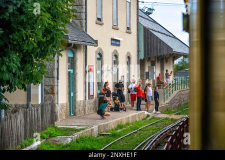 Passagers à la gare de Mont Louis la cabanasse. Le train jaune ou le train jaune, Pyrénées-Orientales, Languedoc-Roussillon, France. La ligne de Banque D'Images