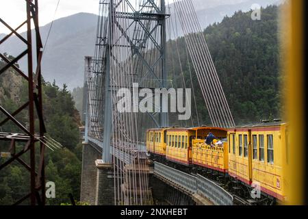 Petit train jaune train dans le pont suspendu au pont Gisclard entre Sauto et Planès, France. Le Pont Gisclard ou Pont de la Cassanya ( Banque D'Images