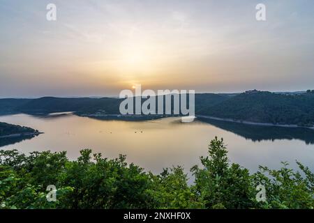 Edertal: réservoir de lac Edersee, Château de Schloss Waldeck à Nordhessen, Hesse, Hesse, Allemagne Banque D'Images