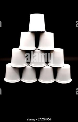 Tasses à café empilées en forme de pyramide. Banque D'Images