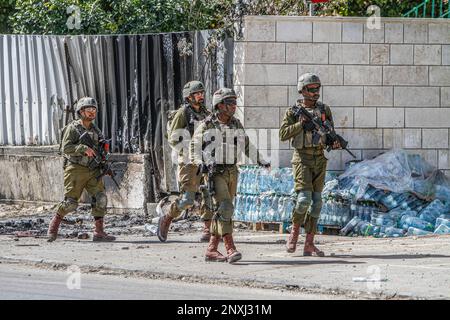 Naplouse, Palestine. 01st mars 2023. Des soldats israéliens patrouillent dans les rues de la ville de Hawara, au sud de Naplouse, en Cisjordanie occupée. L'armée israélienne continue de fermer complètement la ville de Hawara après que deux colons israéliens aient été tués lors d'une fusillade dans la ville. (Photo de Nasser Ishtayeh/SOPA Images/Sipa USA) crédit: SIPA USA/Alay Live News Banque D'Images