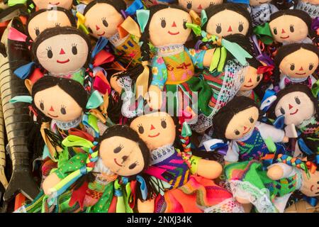 Gros plan de poupées en tissu à vendre avec des smiley visages, de l'artisanat mexicain et des souvenirs pour les touristes Banque D'Images