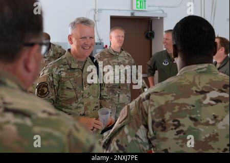 ÉTATS-UNIS Le lieutenant-général de la Force aérienne James Jacobson, commandant adjoint de la Force aérienne du Pacifique, parle avec les membres de l'escadron de ravitaillement aérien expéditionnaire 506th à la base aérienne d'Andersen, à Guam, le 19 janvier 2023. Les 506th EARS sont composés de la Garde nationale aérienne, de la Réserve de la Force aérienne et des aviateurs actifs de plusieurs unités KC-135 Stratotanker dans le monde entier, afin de soutenir les opérations de ravitaillement en vol et de transport aérien dans le théâtre Indo-Pacifique. Banque D'Images