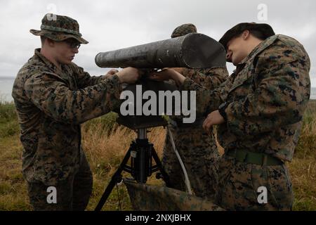 ÉTATS-UNIS Marines tous les opérateurs de capteurs de surveillance avec élément de commande, 31st Marine Expeditionary Unit, ont mis en place un système de radar maritime Furuno 8255 lors d'un exercice d'exploitation de base expéditionnaire à W-174, Okinawa (Japon), le 6 février 2023. L'exercice EAB a renforcé la capacité des marins et des marins à recueillir des renseignements maritimes et aériens en employant des radars et en transmettant l'information aux commandants à bord du navire d'assaut amphibie USS America (LHA-6). Le MEU 31st opère à bord de navires de l'USS America Amphiobie Ready Group dans la zone d'opérations de la flotte 7th pour améliorer l'intero Banque D'Images