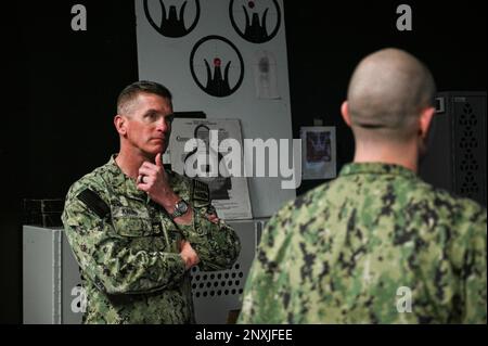 GREAT LAKES, Illinois (23 février 2023) le chef de la Force Jason Knupp, à gauche, en poste avec la Force navale de surface Atlantique, reçoit les commentaires de la flotte de la classe 1st du compagnon de Gunner Jimmie D. Owens, instructeur au commandement de l'entraînement des systèmes de combat de surface des Grands Lacs, Dans le simulateur MILO de l'école Mate 'A' de Gunner lors d'une visite aux sites de formation d'accession à la station navale des Grands Lacs. La visite comprenait des installations de tourisme et des marins des écoles de NETC pour la guerre de surface, les systèmes de combat et la défense contre les accidents à bord des navires, y compris l'observation des dernières méthodes d'entraînement modernisées pour la pratique r Banque D'Images