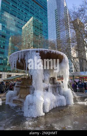 Fountain est surgelé au Bryant Park le jour de Noël à New York Banque D'Images