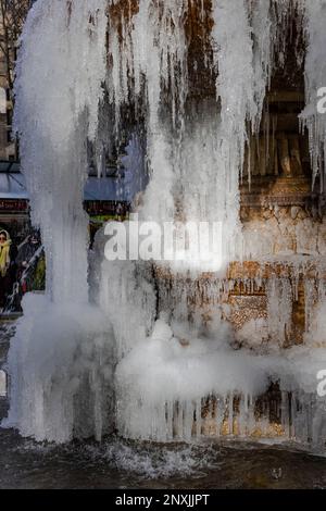 Fountain est surgelé au Bryant Park le jour de Noël à New York Banque D'Images