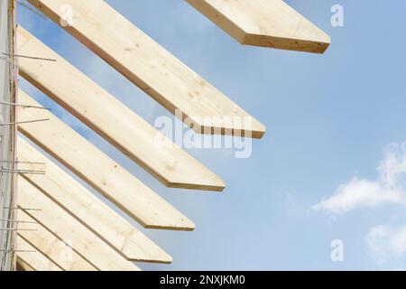 détail de la structure de toit en bois lors de la construction d'une nouvelle maison Banque D'Images