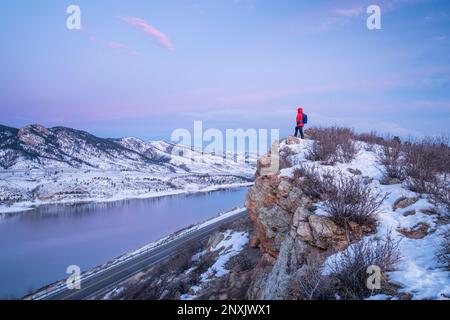 Randonnées Colorado avant le lever du soleil - male hiker sur falaise au-dessus du réservoir à Horsetooth winter scenery Banque D'Images