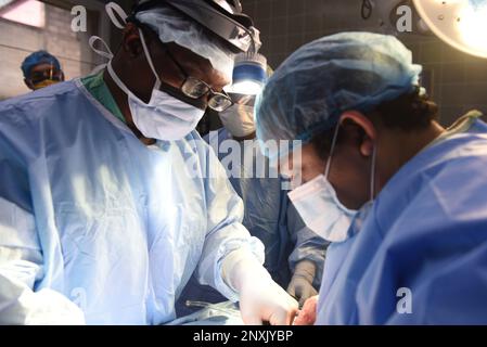ÉTATS-UNIS Le col de l'armée Kenneth Wilson, chirurgien général de la joint Task Force – Bravo, effectue une opération d'enlèvement de hernie à l'hôpital de San Francisco à Juticalpa, au Honduras, pendant l'engagement de préparation chirurgicale d'Olancho, le 8 janvier 2023. La Force opérationnelle interarmées Bravo a mené un engagement médical à Olancho, au Honduras, afin de fournir une assistance humanitaire et des services médicaux à la demande du gouvernement du Honduras. Banque D'Images