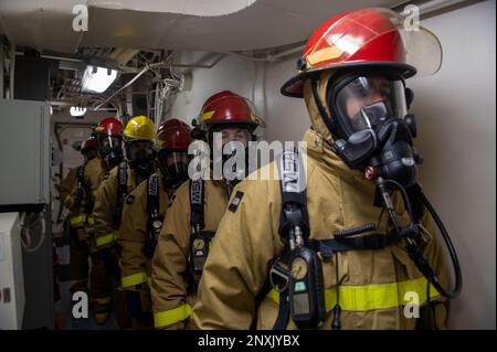 L'équipage du USCGC Stone (LMSM 758) se prépare à réagir à un incendie simulé pendant les évolutions de formation dans l'océan Atlantique, le 19 janvier 2023. Stone est en cours de déploiement de plusieurs missions dans l'Atlantique Sud pour contrer les activités maritimes illicites et renforcer les relations de souveraineté maritime dans l'ensemble de la région. Banque D'Images