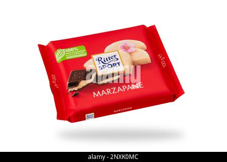 Italie - 06 février 2023: Chocolat massepain Ritter Sport bar emballage rouge italien. Isolé sur blanc, masque inclus. Chocolat sport Ritter Banque D'Images