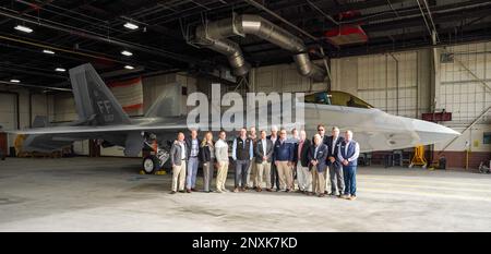 Le Groupe de commandement (CG) du Commandement de combat aérien (ACC) se tient devant un F-22 Raptor lors de sa visite à la base conjointe Langley-Eustis, en Virginie, le 19 janvier 2023. La visite a permis aux membres du GC de l’ACC de se familiariser avec la mission, les opérations et les occasions de plaidoyer de l’ACC, de l’escadre de la base aérienne 633rd et de l’escadre de chasse 1st. Les membres civils du CG représentent des ailes à travers le CAC et se réunissent deux fois par année pour fournir une perspective communautaire, franche et régulière au commandant du CAC et à d'autres chefs du CAC sur une variété de questions propres à la Force aérienne, au commandement et à l'installation. Banque D'Images